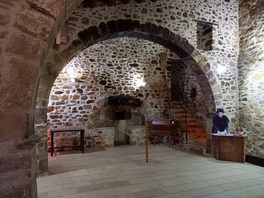 File:Interior del Forn de Dalt de Benassal.jpg