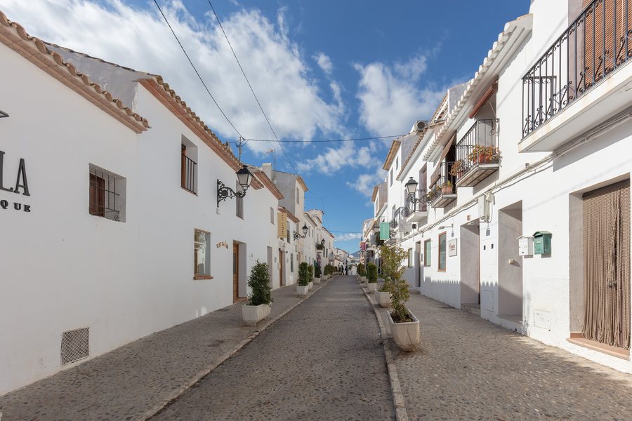 File:Calle San Miguel, Altea, Alicante, España, 2023-01-21, DD 30.jpg