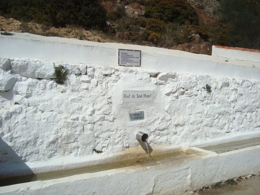 File:Font de Sant Miquel (La Serra d'En Galcerán).JPG