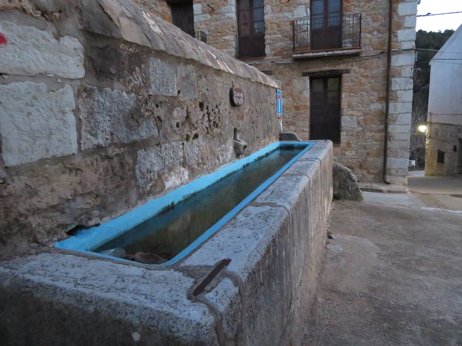 File:Abeurador, Fredes, Pobla de Benifassá.jpg